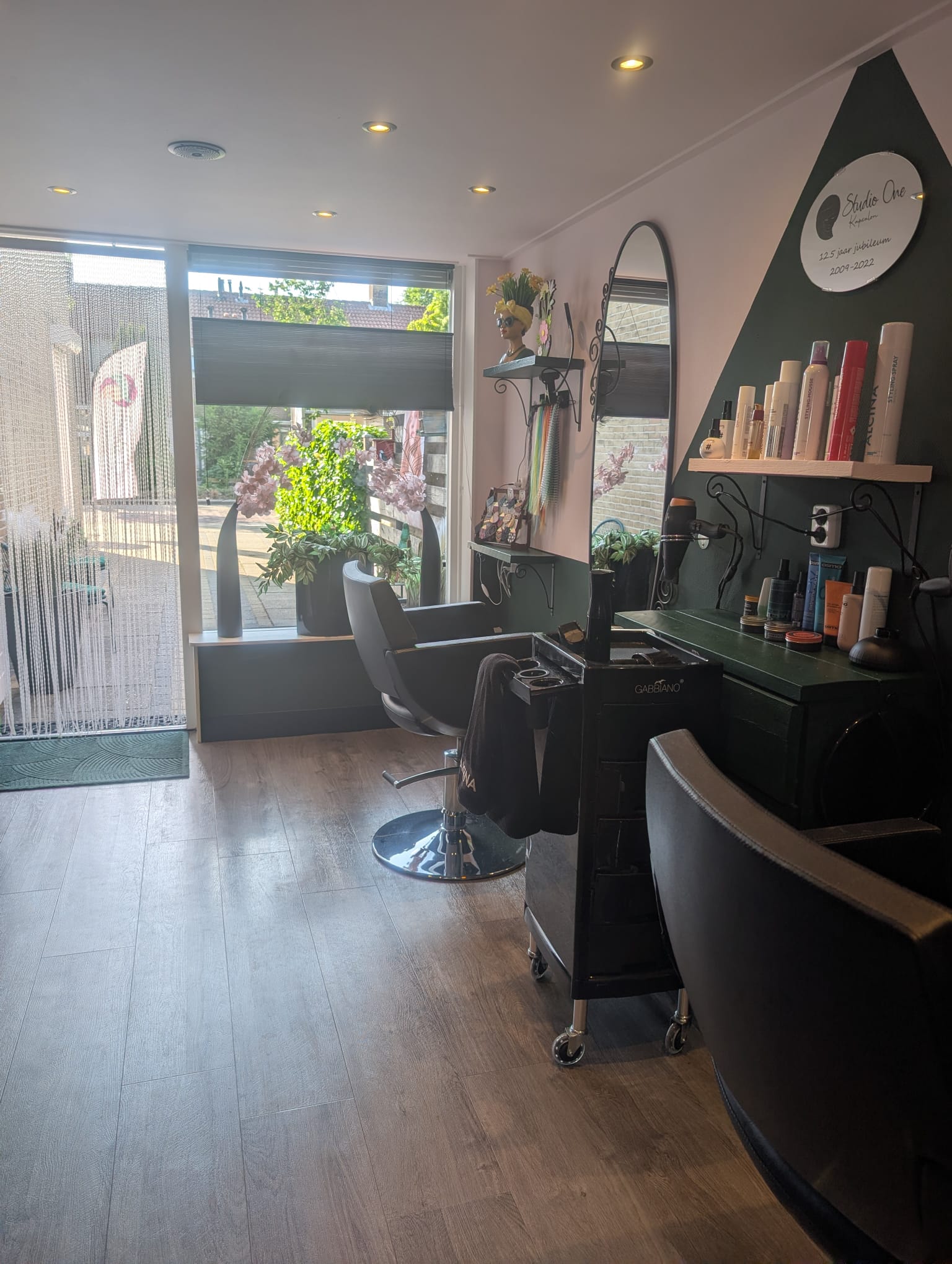 Salon interieur met kapstoel en spiegel