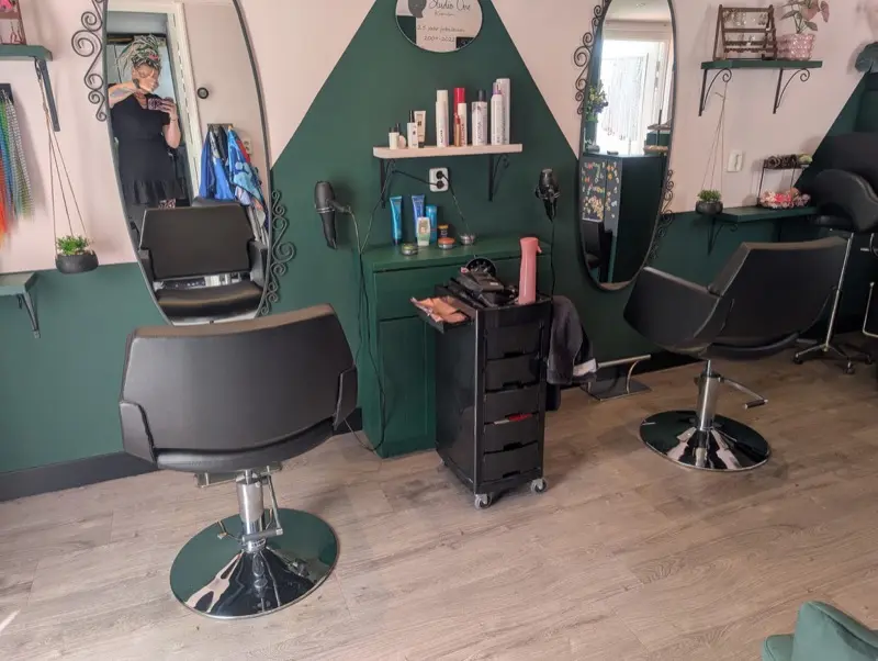 Kapstoelen met productenwand